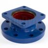 Ein blau lackierter Druckstutzen aus Metall. Er steht senkrecht vor einem neutralen, weißen Hintergrund. Man kann schräg von oben in den Druckstutzen hineinschauen. Oben und unten sind 4 Bohrungen für Verbindungsschrauben zu erkennen. An der Seite gibt es eine Öffnung für Messfühler die momentan mit einer Schraube verschlossen ist.