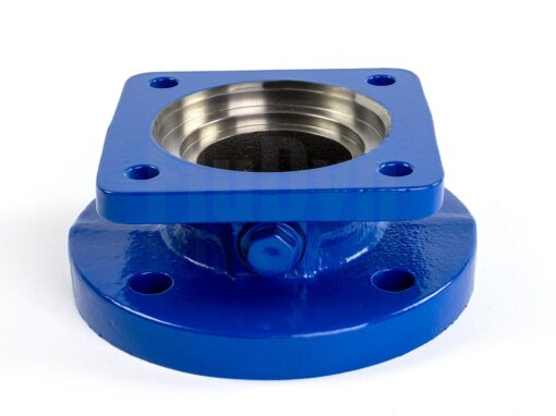 Ein blau lackierter Druckstutzen aus Metall. Er steht senkrecht vor einem neutralen, weißen Hintergrund. Man kann schräg von oben in den Druckstutzen hineinschauen. Oben und unten sind 4 Bohrungen für Verbindungsschrauben zu erkennen. An der Seite gibt es eine Öffnung für Messfühler die momentan mit einer Schraube verschlossen ist.