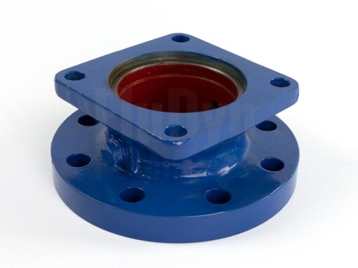 Ein blau lackierter Druckstutzen aus Metall. Er steht senkrecht vor einem neutralen, weißen Hintergrund. Man kann schräg von oben in den Druckstutzen hineinschauen. Oben und unten sind 4 Bohrungen für Verbindungsschrauben zu erkennen. An der Seite gibt es eine Öffnung für Messfühler die momentan mit einer Schraube verschlossen ist.