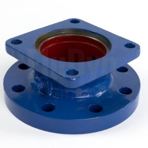 Ein blau lackierter Druckstutzen aus Metall. Er steht senkrecht vor einem neutralen, weißen Hintergrund. Man kann schräg von oben in den Druckstutzen hineinschauen. Oben und unten sind 4 Bohrungen für Verbindungsschrauben zu erkennen. An der Seite gibt es eine Öffnung für Messfühler die momentan mit einer Schraube verschlossen ist.
