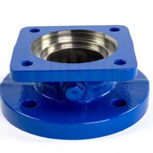 Ein blau lackierter Druckstutzen aus Metall. Er steht senkrecht vor einem neutralen, weißen Hintergrund. Man kann schräg von oben in den Druckstutzen hineinschauen. Oben und unten sind 4 Bohrungen für Verbindungsschrauben zu erkennen. An der Seite gibt es eine Öffnung für Messfühler die momentan mit einer Schraube verschlossen ist.