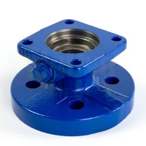 Ein blau lackierter Druckstutzen aus Metall. Er steht senkrecht vor einem neutralen, weißen Hintergrund. Man kann oben und unten 4 Bohrungen für Verbindungsschrauben erkennen. An der Seite gibt es eine Öffnung für Messfühler die momentan mit einer Schraube verschlossen ist