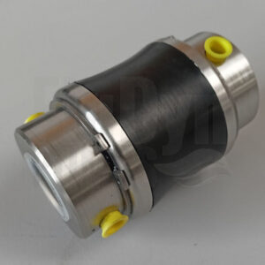 Auf dem Bild sieht man ein Gelenk für Bornemann E4H 1900 Exzenterschneckenpumpen. Es ist aus Metall und liegt schräg vor einem neutralen weißen Hintergrund. In der Mitte ist die schwarze Gelenkmanschette zu erkennen. An beiden Seiten sind die Öffnungen für die Gelenkbolzen mit gelben Kappen verschlossen. Links ist die große Öffnung für den Rotor oder die Gelenkwelle zu sehen. Sie ist mit einer weißen Kappe ebenfalls versiegelt.