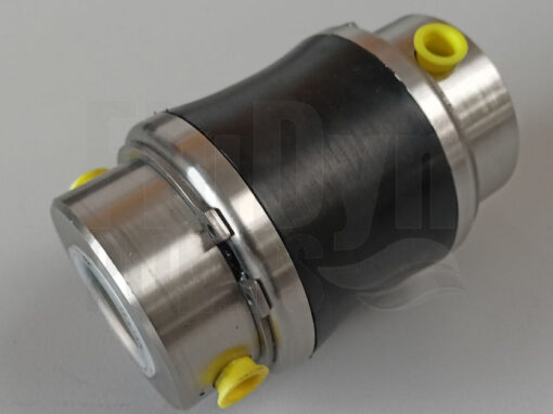 Auf dem Bild sieht man ein Gelenk für Bornemann EH 1500 Exzenterschneckenpumpen. Es ist aus Metall und liegt schräg vor einem neutralen weißen Hintergrund. In der Mitte ist die schwarze Gelenkmanschette zu erkennen. An beiden Seiten sind die Öffnungen für die Gelenkbolzen mit gelben Kappen verschlossen. Links ist die große Öffnung für den Rotor oder die Gelenkwelle zu sehen. Sie ist mit einer weißen Kappe ebenfalls versiegelt.