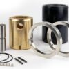 Das Bild zeigt die Einzelteile eines Gelenks für Bornemann EH 4500 Exzenterschneckenpumpen / Monopumpen. Links hinten sieht man stehend zwei Gelenkbolzen aus Metall, rechts daneben eine messingfarbene Gelenkbuchse, eine schwarze Gelenkmanschette aus einer Art Gummi und davor zwei Gelenkschutzhülsen aus Metall. Im Vordergrund liegen ein paar Kleinteile: zwei O-Ringe, zwei Zyko-Hülsen und sechs spitze Gewindestifte.