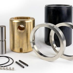 Das Bild zeigt die Einzelteile eines Gelenks für Bornemann EH 4500 Exzenterschneckenpumpen / Monopumpen. Links hinten sieht man stehend zwei Gelenkbolzen aus Metall, rechts daneben eine messingfarbene Gelenkbuchse, eine schwarze Gelenkmanschette aus einer Art Gummi und davor zwei Gelenkschutzhülsen aus Metall. Im Vordergrund liegen ein paar Kleinteile: zwei O-Ringe, zwei Zyko-Hülsen und sechs spitze Gewindestifte.