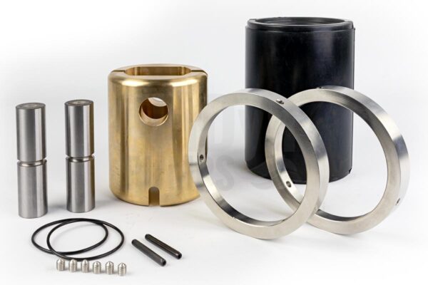 Das Bild zeigt die Einzelteile eines Gelenks für Bornemann EH 6300.1 Exzenterschneckenpumpen / Monopumpen. Links hinten sieht man stehend zwei Gelenkbolzen aus Metall, rechts daneben eine messingfarbene Gelenkbuchse, eine schwarze Gelenkmanschette aus einer Art Gummi und davor zwei Gelenkschutzhülsen aus Metall. Im Vordergrund liegen ein paar Kleinteile: zwei O-Ringe, zwei Zyko-Hülsen und sechs spitze Gewindestifte.