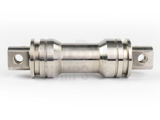 Eine Gelenkwelle für Bornemann EH 236 Exzenterschneckenpumpen aus Metall. Das Bild hat einen neutralen weißen Hintergrund. Die Gelenkwelle liegt quer und man kann links und rechts die zwei Anschlüsse für die Gelenke erkennen.