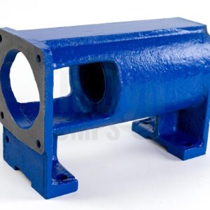 Ein blau lackiertes, leeres Lagergehäuse für Bornemann E2H 1024 Exzenterschneckenpumpen. Es steht vor einem neutralen weißen Hintergrund. Unten hat es zwei Füße, z. B. für die Befestigung auf einer Grundplatte. Links kann man die Öffnung für die Antriebswelle und die Wellendichtungen erkennen.