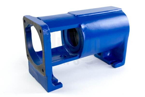 A blue painted empty bearing housing for Bornemann E2H 1500 progressing cavity pumps. It stands in front of a neutral white background. It has two feet at the bottom. This allows it to be mounted on a base plate, for example. On the left hand side you can see the openings for the drive shaft and the shaft seals.