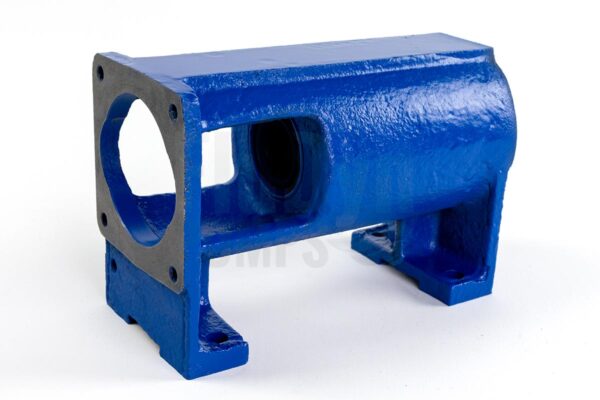 A blue painted empty bearing housing for Bornemann E2H 375 progressing cavity pumps. It stands in front of a neutral white background. It has two feet at the bottom. This allows it to be mounted on a base plate, for example. On the left hand side you can see the openings for the drive shaft and the shaft seals.