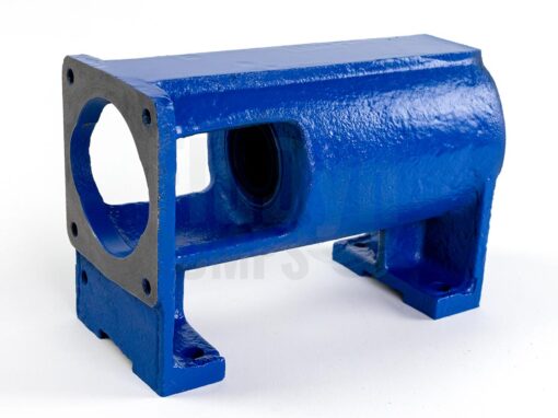 Ein blau lackiertes, leeres Lagergehäuse für Bornemann E2H 600 Exzenterschneckenpumpen. Es steht vor einem neutralen weißen Hintergrund. Unten hat es zwei Füße, z. B. für die Befestigung auf einer Grundplatte. Links kann man die Öffnung für die Antriebswelle und die Wellendichtungen erkennen.