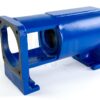 Ein blau lackiertes, leeres Lagergehäuse für Bornemann E4H 1900 Exzenterschneckenpumpen. Es steht vor einem neutralen weißen Hintergrund. Unten hat es zwei Füße, z. B. für die Befestigung auf einer Grundplatte. Links kann man die Öffnung für die Antriebswelle und die Wellendichtungen erkennen.