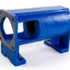 Ein blau lackiertes, leeres Lagergehäuse für Bornemann E4H 600 Exzenterschneckenpumpen. Es steht vor einem neutralen weißen Hintergrund. Unten hat es zwei Füße, z. B. für die Befestigung auf einer Grundplatte. Links kann man die Öffnung für die Antriebswelle und die Wellendichtungen erkennen.