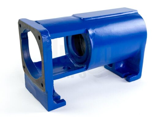 Ein blau lackiertes, leeres Lagergehäuse für Bornemann EH 1500 Exzenterschneckenpumpen. Es steht vor einem neutralen weißen Hintergrund. Unten hat es zwei Füße, z. B. für die Befestigung auf einer Grundplatte. Links kann man die Öffnung für die Antriebswelle und die Wellendichtungen erkennen.