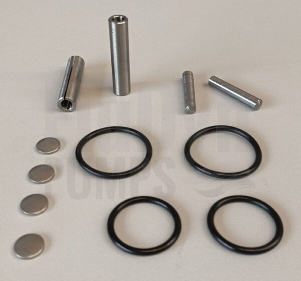 The joint assembly kit for Bornemann E2H 1500 contains various small parts that you should replace when installing or replacing a joint. The photo shows 4 rubber rings (o-rings) in two different sizes. Plus 4 metal caps, two metal pins and two zyco sleeves.