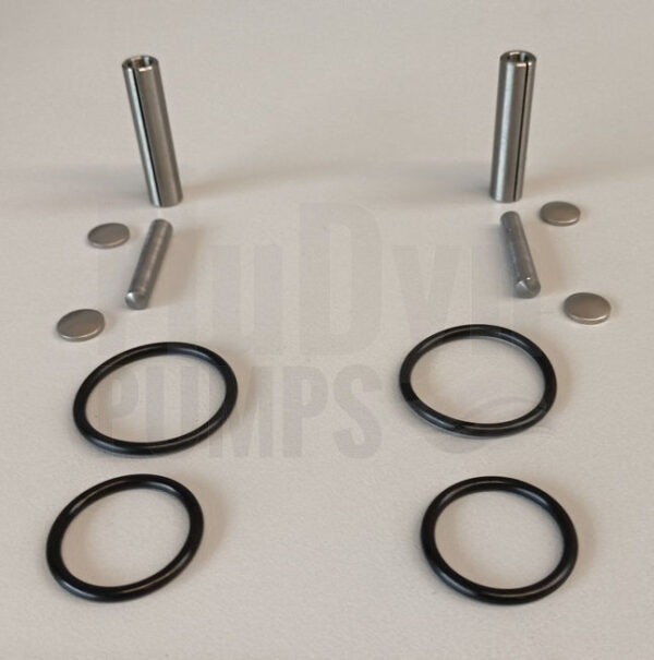 The joint assembly kit for Bornemann E2H 1500 contains various small parts that you should replace when installing or replacing a joint. The photo shows 4 rubber rings (o-rings) in two different sizes. In addition, 4 metal caps, two metal pins and two zyco sleeves. The small parts are arranged in a left and a right section so that you can see which spare parts you need for each connection of the joint.