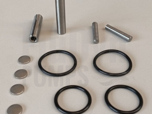 Das Montage Kit Gelenk für Bornemann EH 1500 enthält diverse Kleinteile die man benötigt um ein Gelenk einzubauen. Auf dem Foto sind 4 Gummiringe (O-Ringe) in zwei unterschiedlichen Größen zu sehen. Dazu noch 4 Metallkappen, zwei Metallstifte und zwei Zykohülsen.