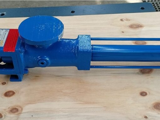 A small blue Fludyn BE2H progressing cavity pump without motor, crosswise on a wooden pallet