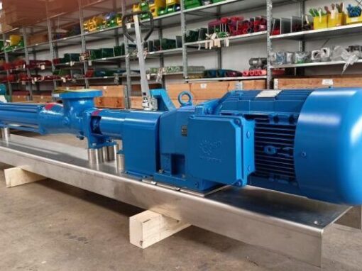 Eine blaue Exzenterschneckenpumpe mit Motor auf einer Edelstahl-Grundplatte montiert