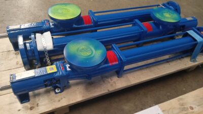 Two blue Fludyn BE2H 600 mono pumps without motor, mounted crosswise on a wooden pallet ready for despatch