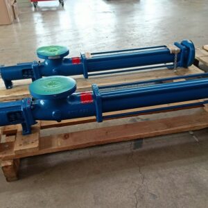 Zwei blaue Fludyn BE4H 1024 Monopumpen ohne Motor, versandbereit quer auf einer Holzpalette montiert