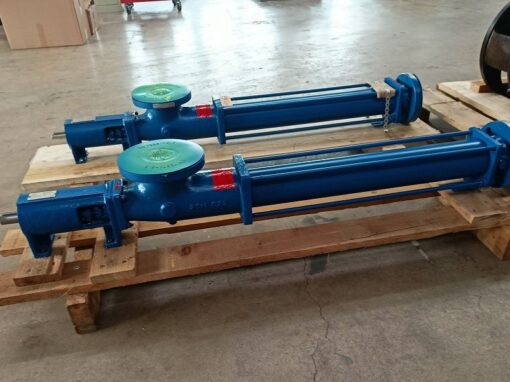 Zwei blaue Fludyn BE4H 1024 Monopumpen ohne Motor, versandbereit quer auf einer Holzpalette montiert