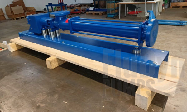Eine blaue Fludyn BE4H 1024 Exzenterschneckenpumpe / Monopumpe, ohne Motor mit Grundplatte quer auf einer Holzpalette verschraubt
