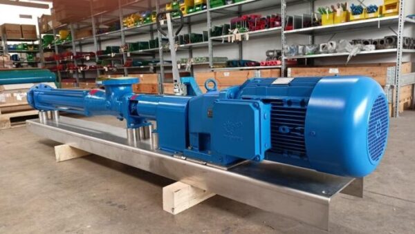 A blue Fludyn BE4H 1500 mono pump with motor, mounted crosswise on a base plate ready for dispatch