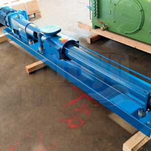 Eine blau lackierte Fludyn BE4H 1900 Exzenterschneckenpumpe / Monopumpe, einbaufertig auf einer Grundplatte montiert. Vorne und oben kann man gelbe Verschlusskappen sehen die die Pumpe beim Transport verschließen und dadurch verhinden dass Schmutz hinein gelangt.