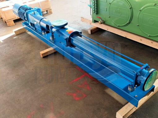 Eine blau lackierte Fludyn BE4H 1900 Exzenterschneckenpumpe / Monopumpe, einbaufertig auf einer Grundplatte montiert. Vorne und oben kann man gelbe Verschlusskappen sehen die die Pumpe beim Transport verschließen und dadurch verhinden dass Schmutz hinein gelangt.