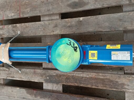 A blue, four-stage Fludyn BE4H progressing cavity pump without motor, mounted crosswise on a wooden pallet. The openings are sealed with yellow caps 