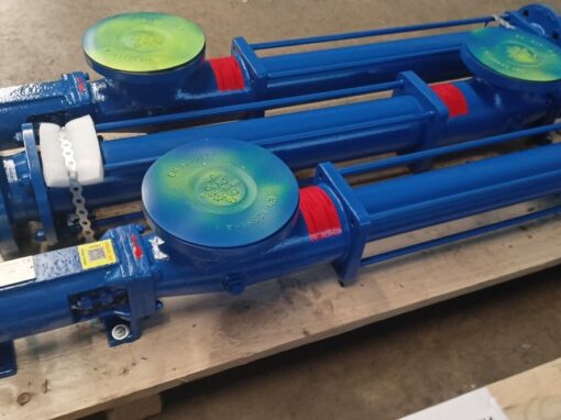 Zwei blaue Fludyn BE4H 600 Monopumpen ohne Motor, versandbereit quer auf einer Holzpalette montiert