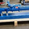 Zwei blaue Fludyn BEH 1024 Monopumpen ohne Motor, versandbereit quer auf einer Holzpalette montiert