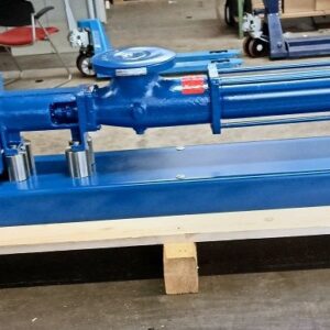 Eine blaue Fludyn BEH 1024 Monopumpe ohne Motor, inklusive Grundplatte versandbereit quer auf einer Holzpalette montiert