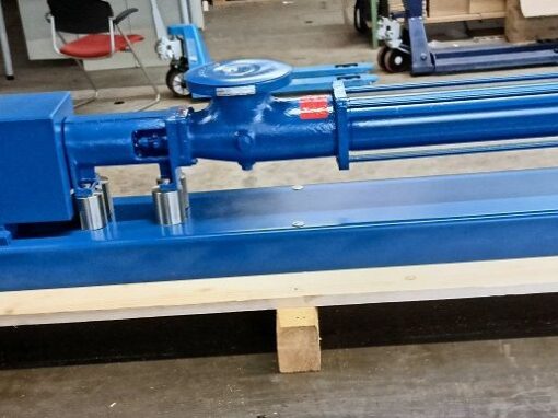 Eine blaue Fludyn BEH 1024 Monopumpe ohne Motor, inklusive Grundplatte versandbereit quer auf einer Holzpalette montiert