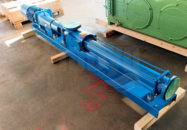 Eine blau lackierte Fludyn BEH 1900 Exzenterschneckenpumpe / Monopumpe, einbaufertig auf einer Grundplatte montiert. Vorne und oben kann man gelbe Verschlusskappen sehen die die Pumpe beim Transport verschließen und dadurch verhinden dass Schmutz hinein gelangt.