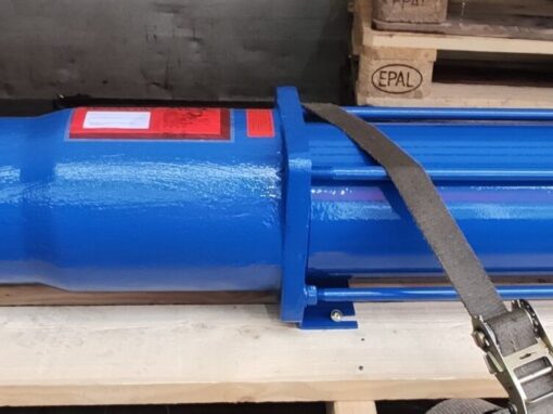 Eine große blaue Fludyn BEH 4500 Monopumpe ohne Motor, versandbereit quer auf einer Grundplatte montiert