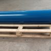 Ein blauer Stator für Bornemann EH 4500 Exzenterschneckenpumpen bzw. Monopumpen. Er liegt längs auf einer Holzpalette. Er ragt an beiden Seiten über die Holzpalette so dass man seine Größe erkennen kann.