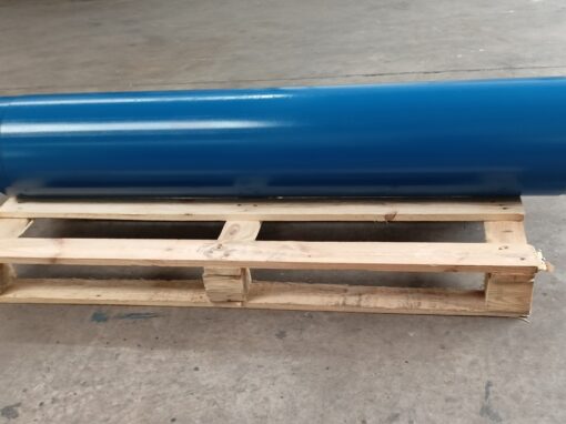 Ein blauer Stator für Bornemann EH 4500 Exzenterschneckenpumpen bzw. Monopumpen. Er liegt längs auf einer Holzpalette. Er ragt an beiden Seiten über die Holzpalette so dass man seine Größe erkennen kann.