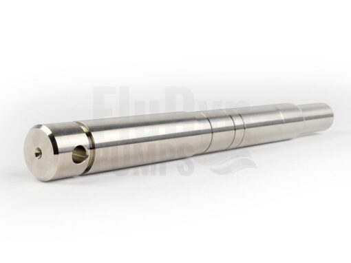 Eine Antriebswelle für Bornemann E4H 600 Exzenterschneckenpumpen aus Metall schräg liegend ohne Hintergrund. Vorne kann man den Anschluss für den Motor erkennen.