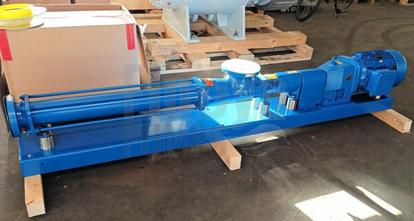 A blue Fludyn BEH 1500 progressing cavity pump / mono pump, with motor bolted to a blue painted base plate. Sie ist fertig ausgerichtet und kann direkt eingebaut werden.