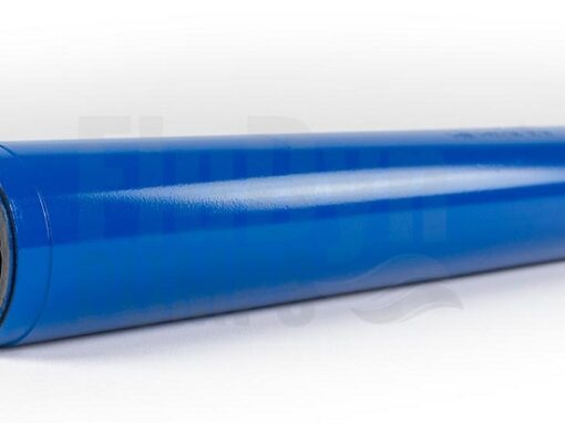 Ein blauer Stator für Bornemann EL 375 Exzenterschneckenpumpen bzw. Monopumpen. Er liegt auf der Seite und man kann links die Öffnung für den Rotor und im Inneren das schwarze Elastomer erkennen.