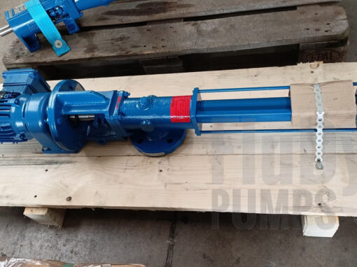 Eine blaue Fludyn BE2L 375 Exzenterschneckenpumpe / Monopumpe, inklusive Motor quer auf einer Holzpalette verschraubt