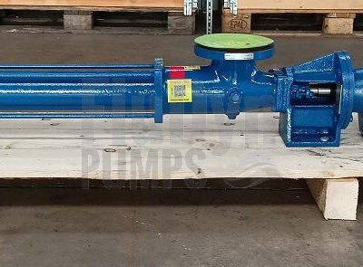 Eine blaue Fludyn BE2L 1024 Exzenterschneckenpumpe / Monopumpe, inklusive Motor quer auf einer Holzpalette verschraubt