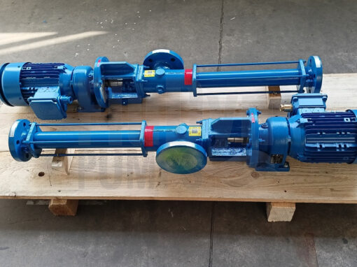 Zwei blaue Fludyn BE2L 236 Exzenterschneckenpumpen / Monopumpen, mit Motoren ausgestattet, mit Aufklebern versehen versandfertig auf einer hellen Holzpalette verschraubt.