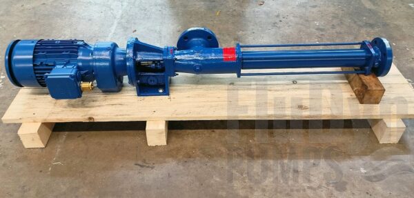 Eine blaue Fludyn BE2L 375 Exzenterschneckenpumpe / Monopumpe, mit Motor ausgestattet, mit Aufklebern versehen versandfertig auf einer hellen Holzpalette verschraubt. Vorne ist der Anschluss für die Stromversorgung des Motors zu erkennen.