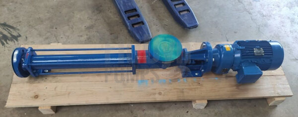 A blue Fludyn BE2L 600 progressing cavity pump / mono pump, including motor, bolted crosswise on a wooden pallet