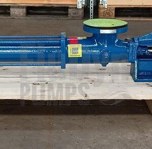 Eine blaue Fludyn BE4L 1024 Exzenterschneckenpumpe / Monopumpe, inklusive Motor quer auf einer Holzpalette verschraubt