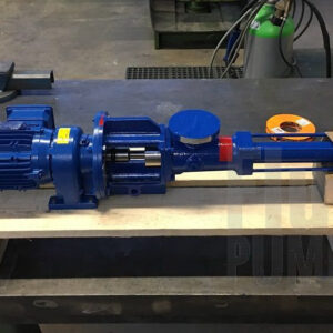 Eine blaue Fludyn BE4L 164 Exzenterschneckenpumpe / Monopumpe, inklusive Motor quer auf einer Holzpalette verschraubt